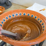 Doppa ner tortillan i såsen