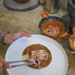 Lägg i valfri fyllning, på bilden använder vi strimlad kokt kyckling.