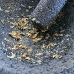 Tillsätt svartpepparkornen och krossa