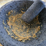 Mortla försiktigt tills du fått en jämn smet