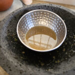 Lägg över kryddblandningen i en skål till kommande steg.