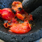 Krossa tomater och chili försiktigt