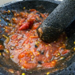 Använd en virvlande rörelse tills din salsa är lätt chunky men inte har för stora bitar eller stora bitar av tomatens skinn