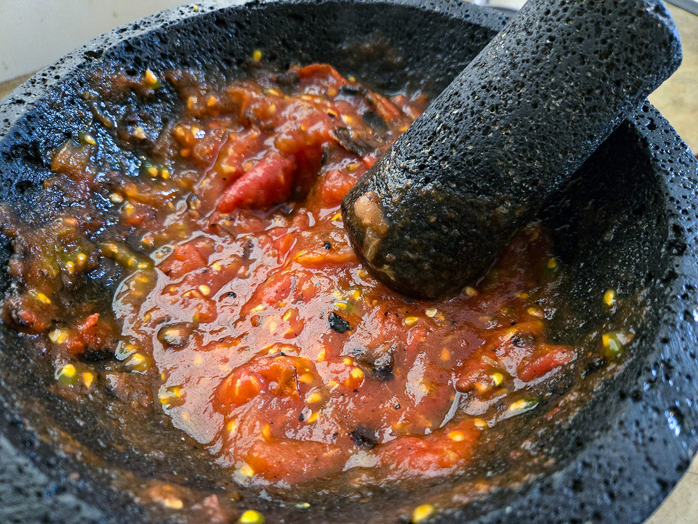 Använd en virvlande rörelse tills din salsa är lätt chunky men inte har för stora bitar eller stora bitar av tomatens skinn