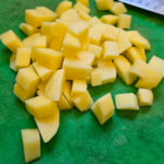 Skär potatisen i kuber