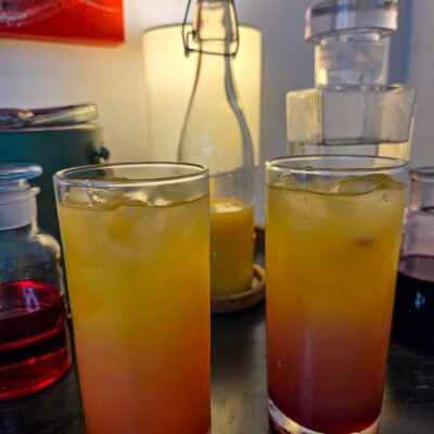 Rör om lite lätt i botten av glaset så du får en snygg övergång mellan färgerna