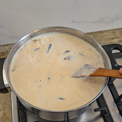 Rör om ofta med en platt träslev eller en värmetålig slickepott så att inget fastnar på botten