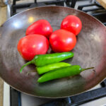 Rosta tomater och chili i en torr stekpanna