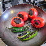 Vänd så att frukterna får svärta på alla sidor