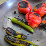 Tosta tills tomaterna känns mjuka, då är de klara att mixas till en salsa