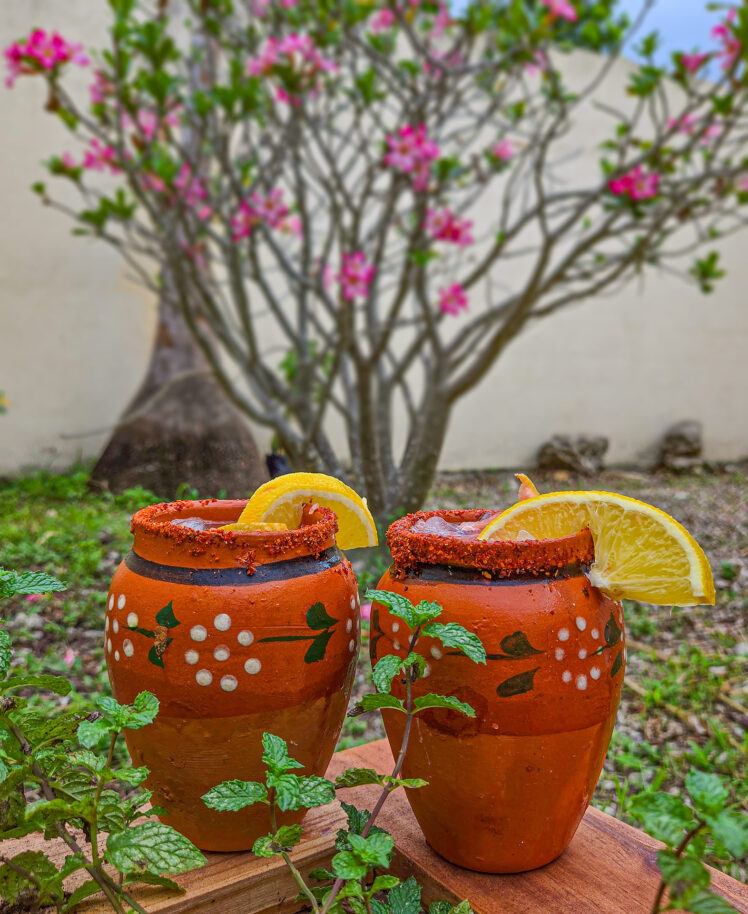 Cantarito mexikanska drinkar med tequila, grapefrukt, apelsin och lime