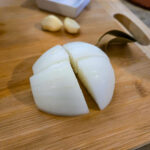 Skär löken i stora bitar