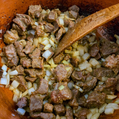 Tillsätt löken och stek den mjuk