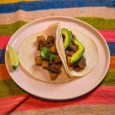 Servera i mjuka majstortillas med eller utan avokado