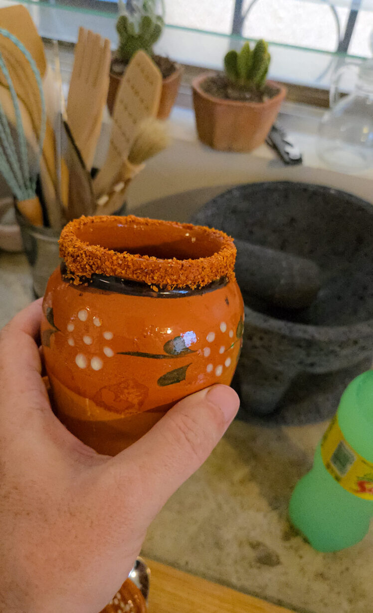 Traditionell mexikansk lermugg med tajin på kanten