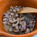 Låt köttet sjuda i sin egen juice och med kryddorna