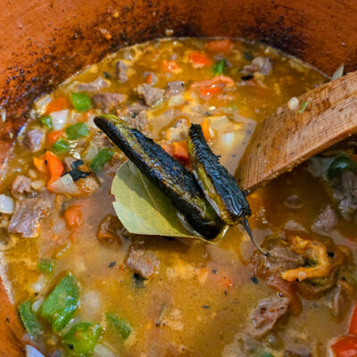 Lägg i lagerblad och de hela rostade chilifrukterna