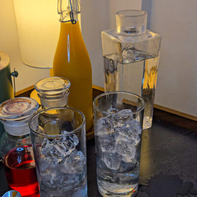 Häll tequilan över isen