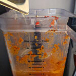 Tillsätt buljongen/vätskan från den kokta kycklingen