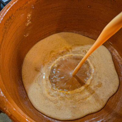 Tillsätt salsan/såsen i en kastrull eller gryta och sjud i ca 15 minuter.