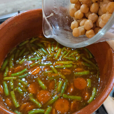 Tillsätt de kokta kikärtorna