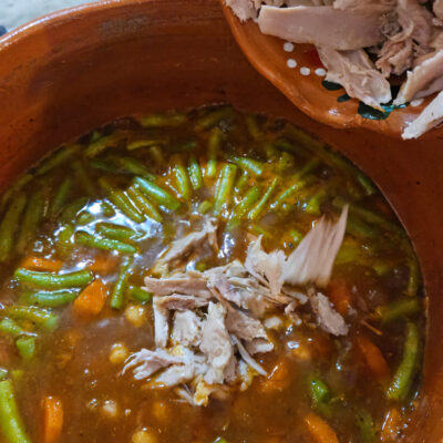 Tillsätt den kokta strimlade kycklingen