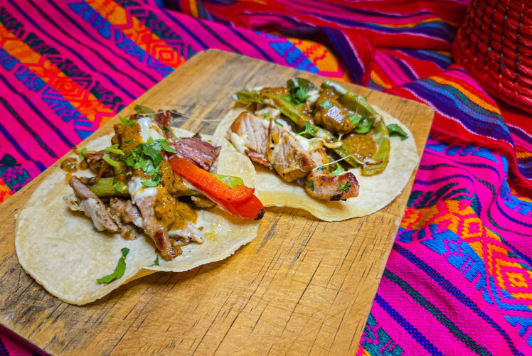 Tacos de alambre med bacon, fläsk, poblano och paprika