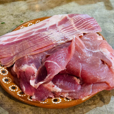 Kött och bacon som ska strimlas