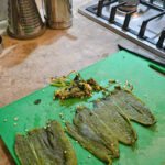 Rensa poblanochilin eller paprikan