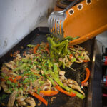 Tillsätt den rostade poblanon eller paprikan