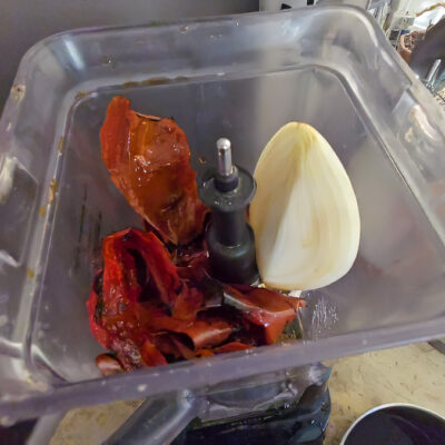 Kör alla ingredienser till marinaden i en blender