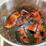 Låt chilin mjukna i det varma vattnet