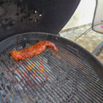 Lägg köttet över direkt glöd och låt få färg runt om.