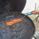 När köttet nästan är klart, lägg det på direkt värme igen.