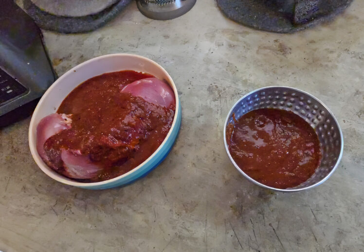 Marinera köttet i minst 30 minuter. Spara lite av marinaden till pensling.