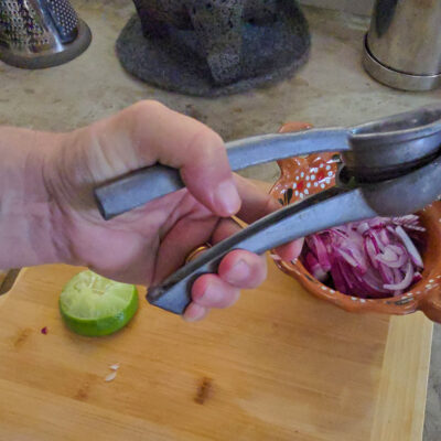 Pressa över färsk lime