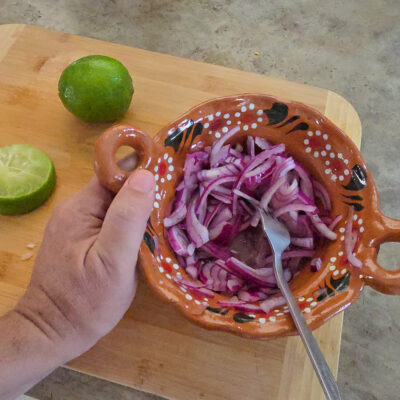 Snabbpicklad rödlök — Cebolla encurtida