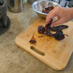 Klipp eller riv upp chilifrukterna och rensa från fröna.