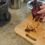 Klipp eller riv upp chilifrukterna och rensa från fröna.