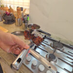 Chilin är klar när den ljusnat på innsidan utan att brännas.