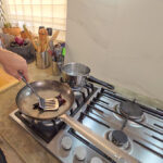 Rosta chilin i en torr het panna.