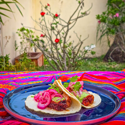 Servera som tacos med salsa och picklad rödlök