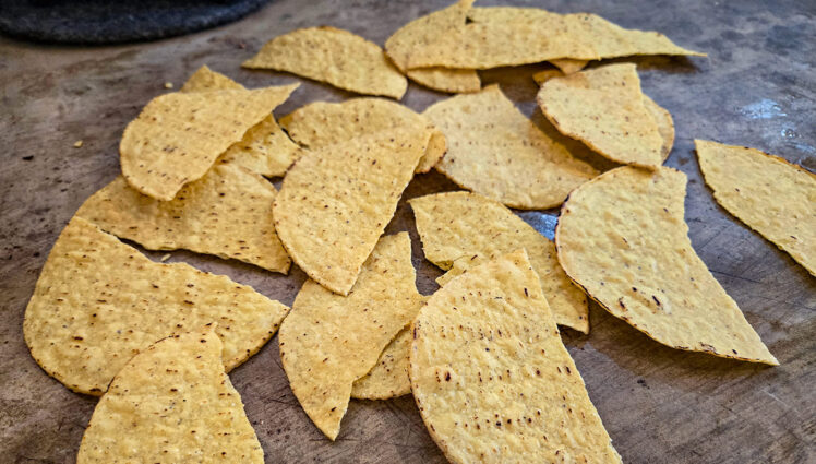 Tacoskal eller tostadas brutna på mitten