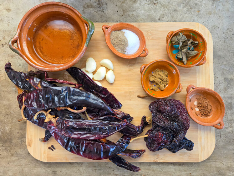 Mise en place för cecina enchilada från Oaxaca.