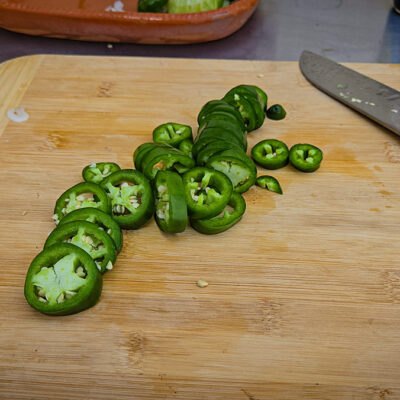 Skiva eventuellt chili om så önskas