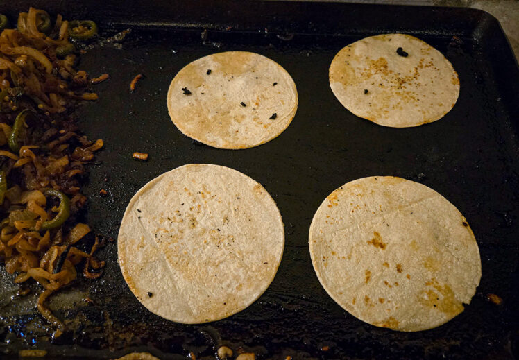 Värm tortillas på stekbordet