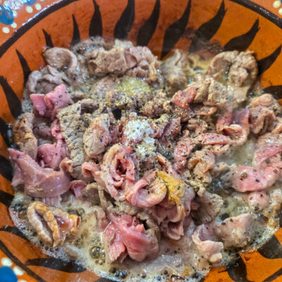 Stek köttet och salta samt peppra efter smak