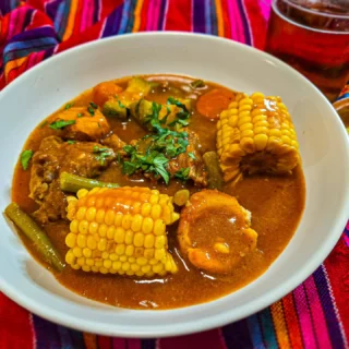 mole de olla är en värmande #mexikansk #soppa med lika många versioner som familjer. Bitar av #nötkött får koka till en god buljong till vilken man tillsätter en röd mild chilisås, säsongens grönsaker, men bitar av #majs gröna bönor och morötter är alltid med, en adderad bonus är dumplings gjorda av majsmjöl. Receptet är ute nu och det är inte så svårt som det låter men värmer dig genom den kalla vinternatten. Se mexican kitchen.se för allt det senaste!