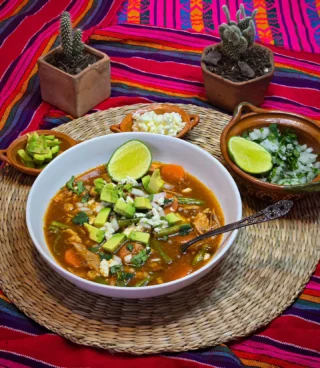 Vinterns godaste och mest värmande soppa? Rykande #caldotlalpeño med rökig #chipotle, mjuka #kikärtor och #kyckling – toppad med krämig #avokado och smulad ost. En skål mexikansk comfort food som värmer hela vägen in.
Nytt recept ute nu. Se länk i vår profil!