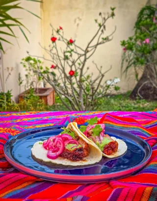 Fläskfilé marinerad i en snabb och enkel #adobo , grillad och serverad i mjuka #majstortillas med picklad rödlök och fräsch salsa! Snabba, goda, #tacos på grillen för sommarens ljumma kvällar! Nytt recept ute på mexicankitchen.se nu!